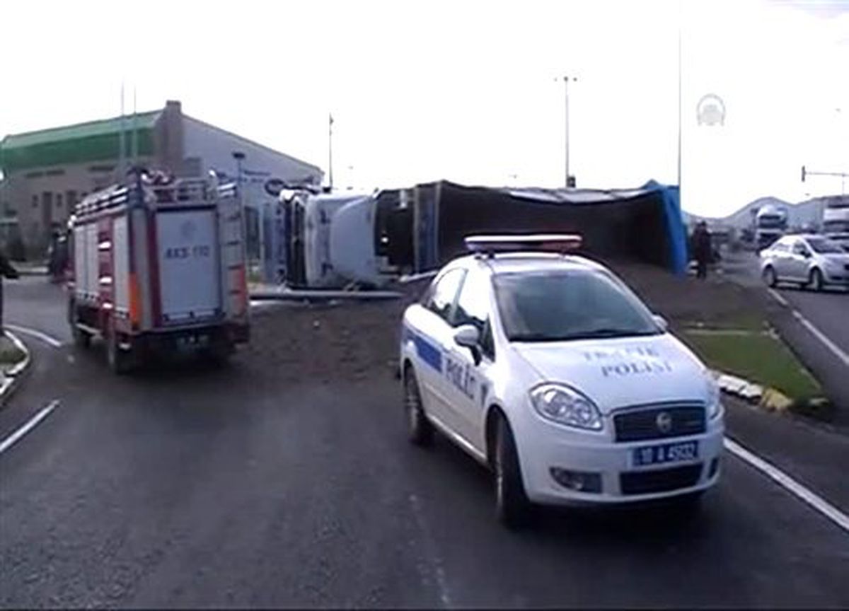 Otomobile ve refüje çarpan tır devrildi: 4 yaralı
