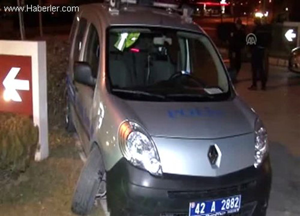 Polis aracına çarpıp kaçtı