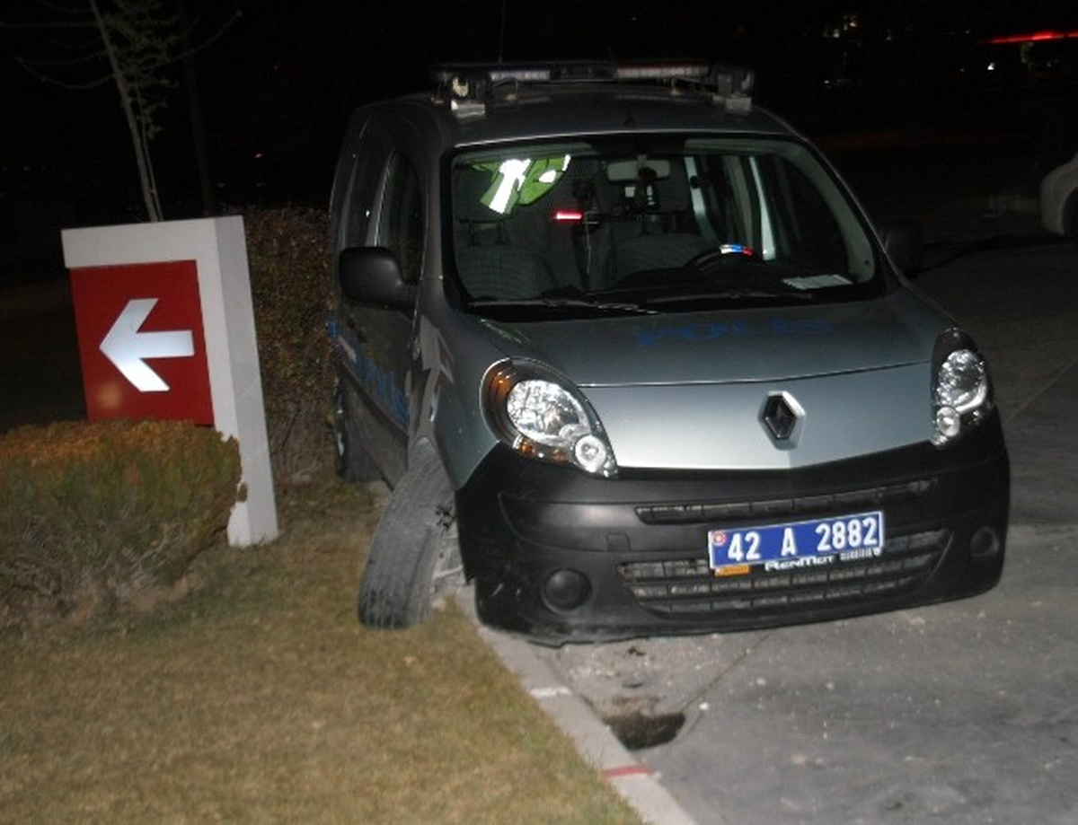 Polis Otosuna Çarpıp Kaçtı