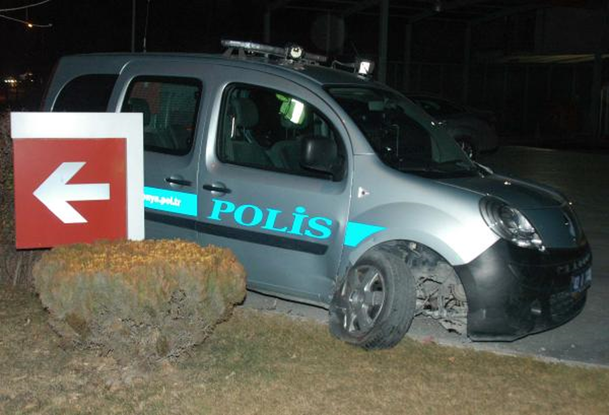 Polis Otosuna Çarpıp Kaçtı