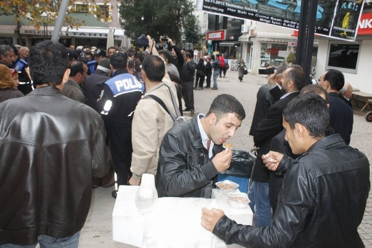 Polis, Vatandaşa Aşure Dağıttı