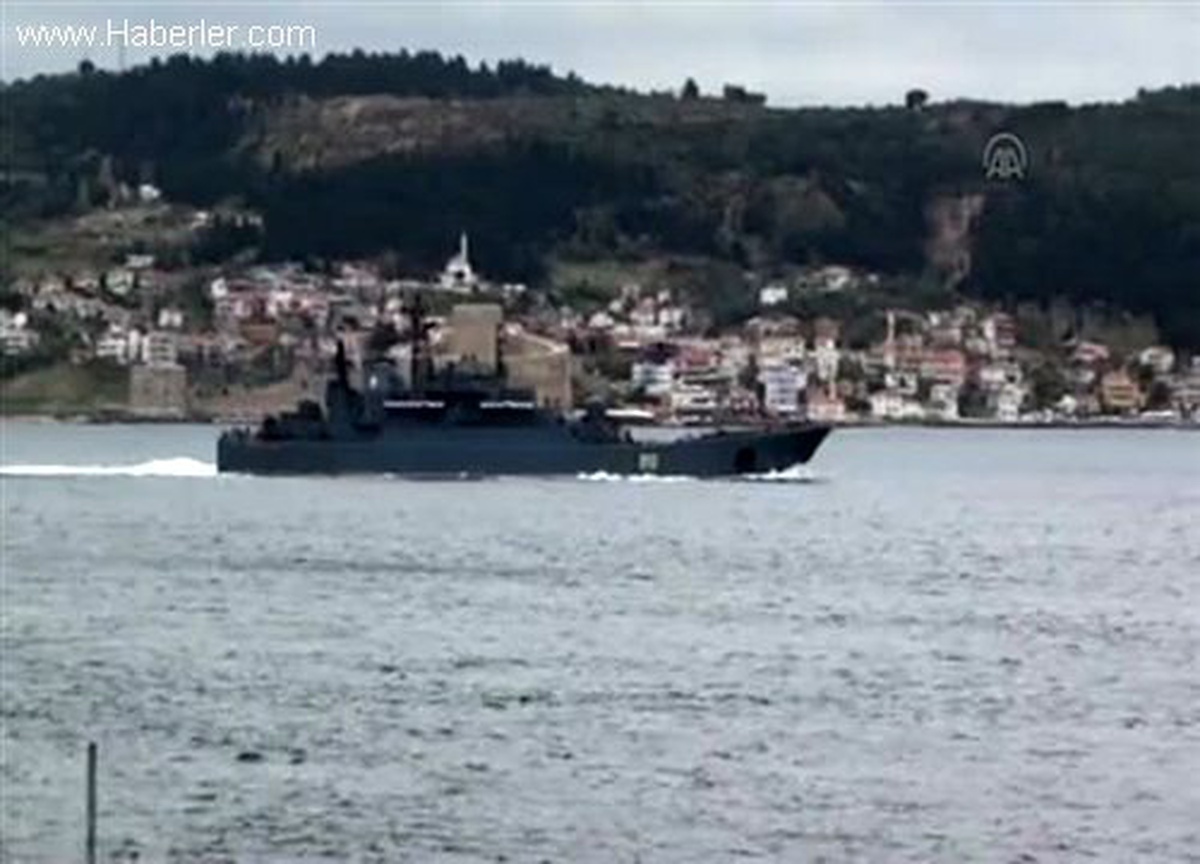 Rus Donanmasına ait gemi, Çanakkale Boğazı\'ndan geçti