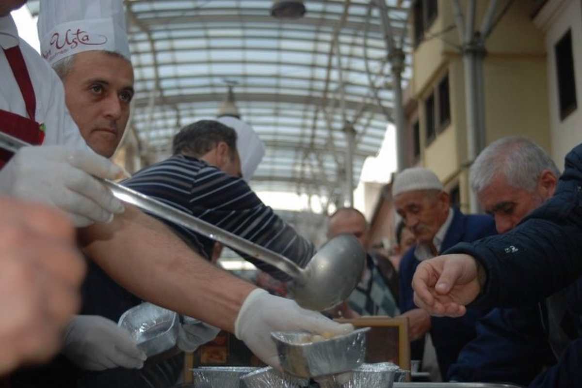 Tuzpazarı Esnafı Aşure Dağıttı