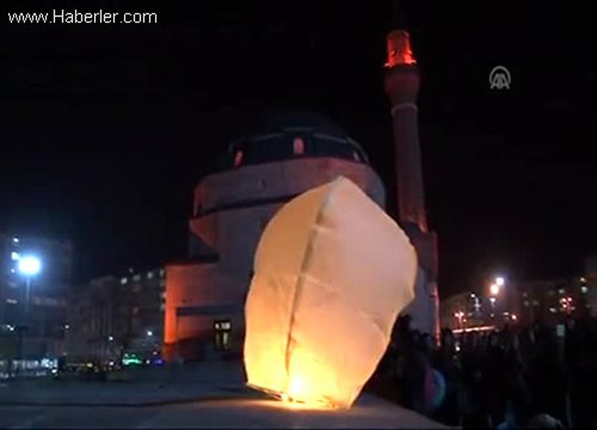 Üniversite öğrencileri dilek feneri bıraktı