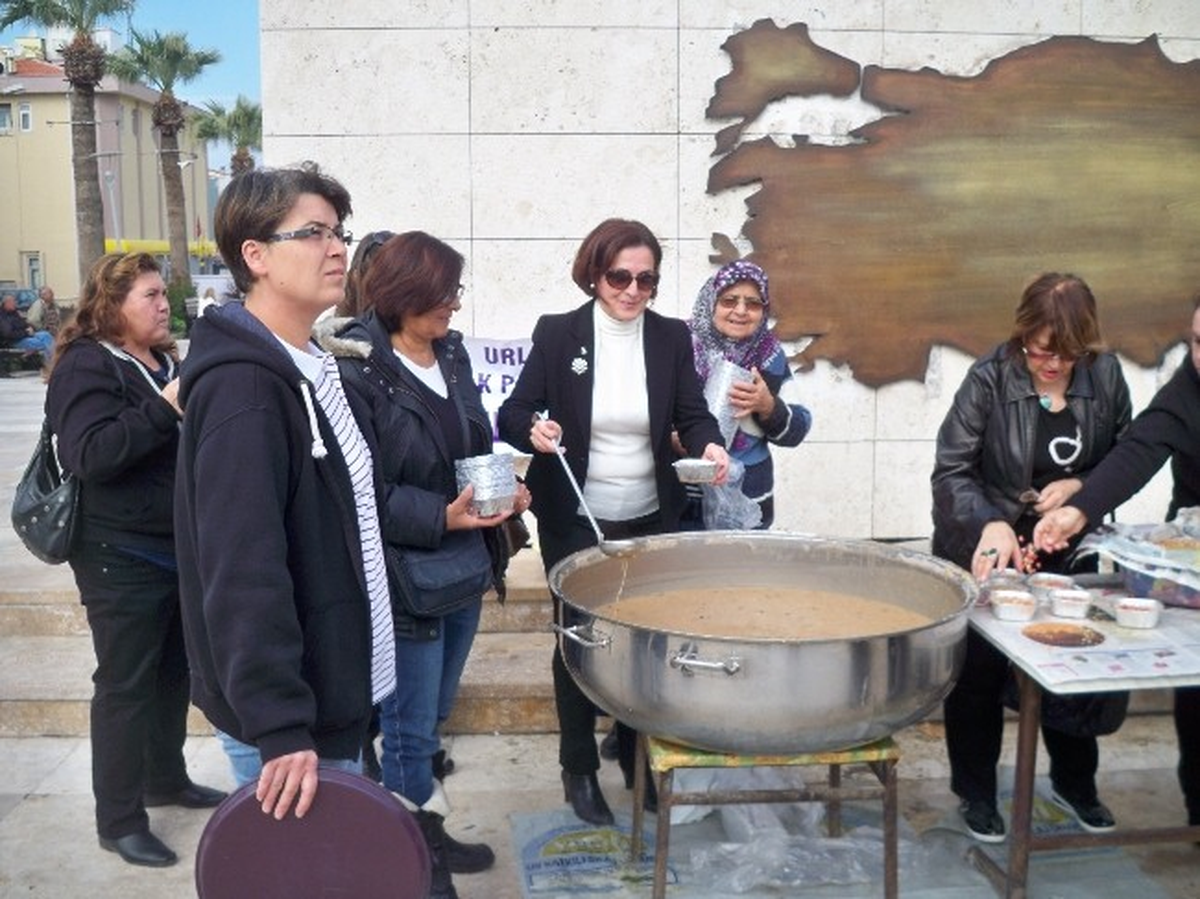 Urla AK Parti Kadın Kolları Aşure Dağıttı