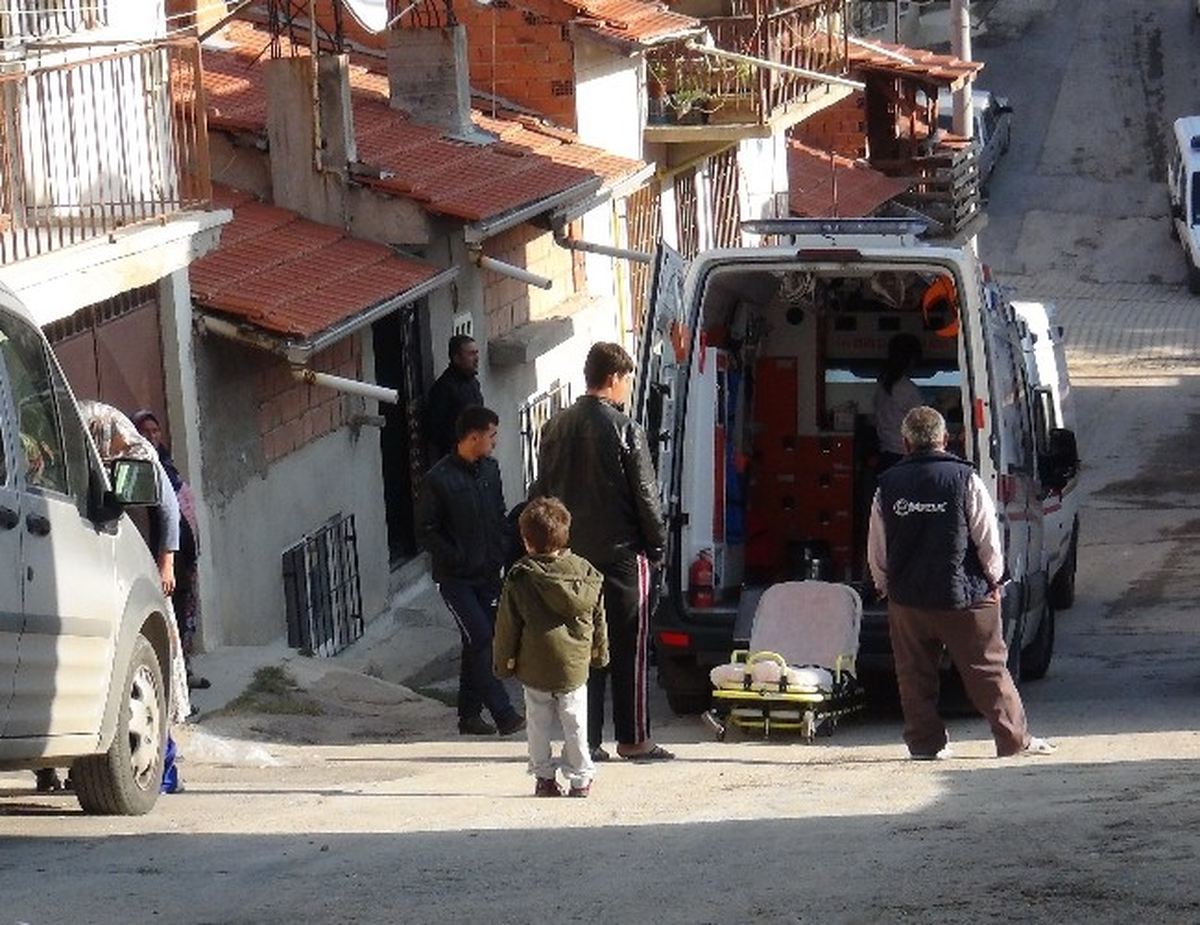Uşak\'ta Sobadan Zehirlenen Genç Öldü, Kardeşi Yoğun Bakımda
