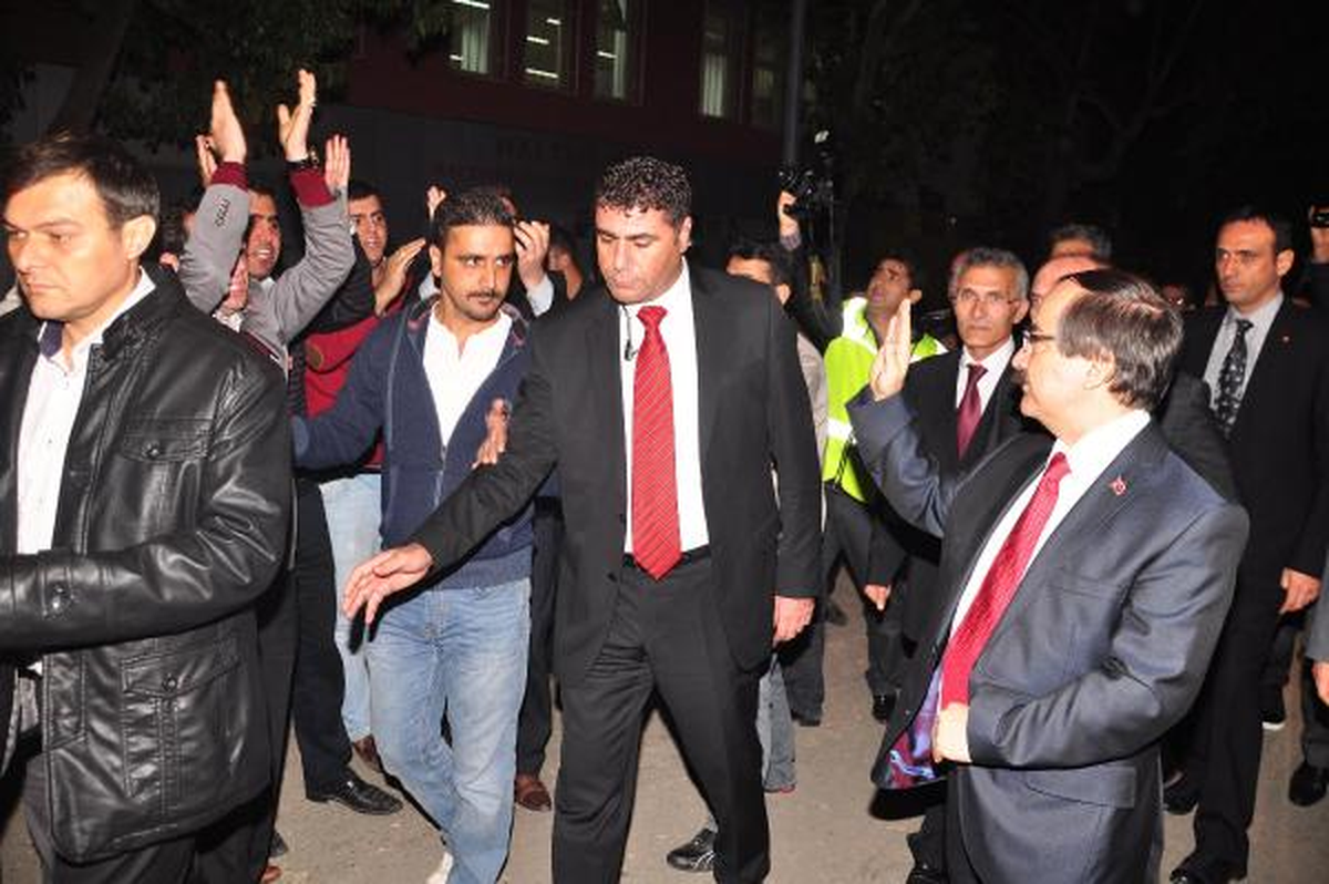 Vali Coş\'a Maç Çıkışı Destek Tezahüratı