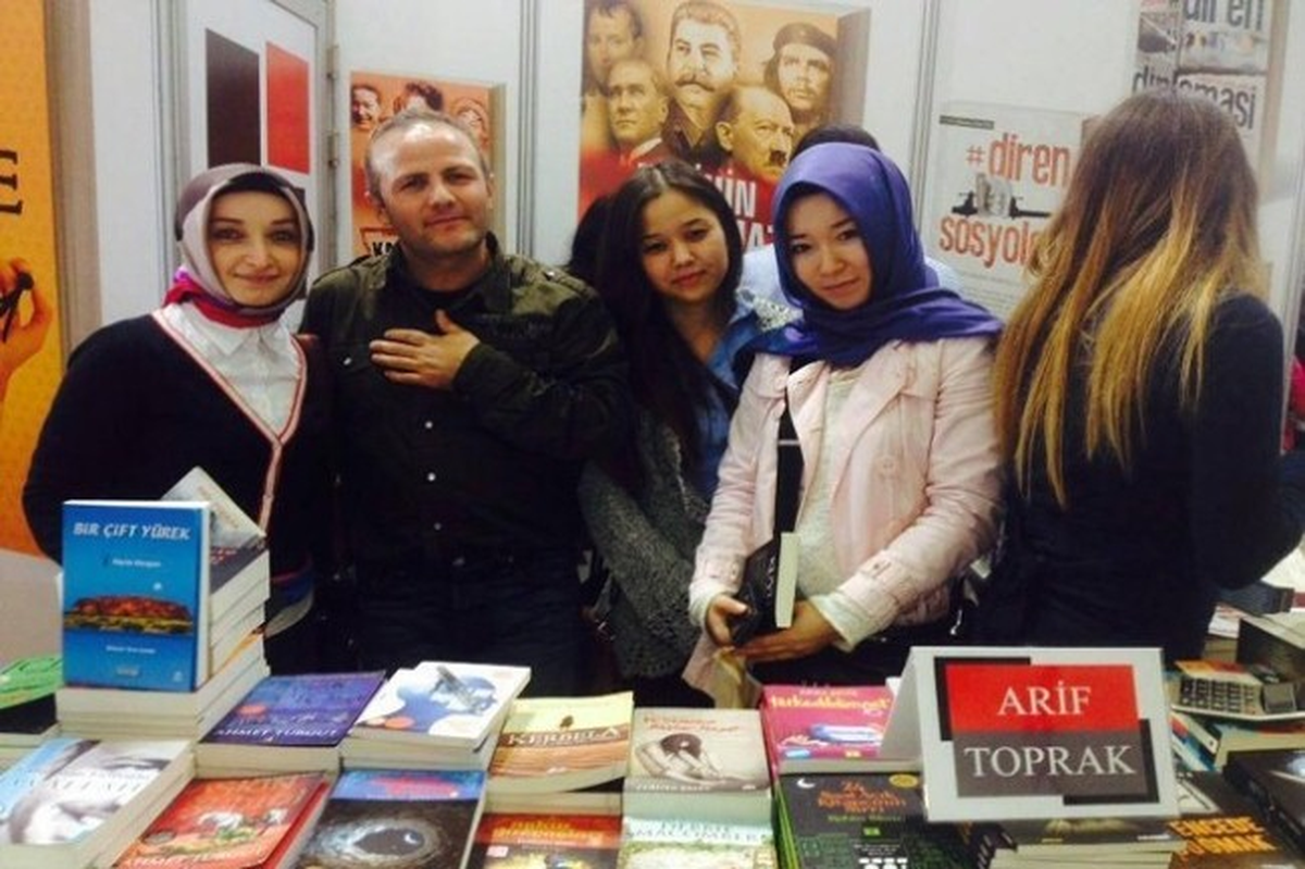 Yazar Arif Toprak, Tüyap\'ta Sevenleri ile Buluştu