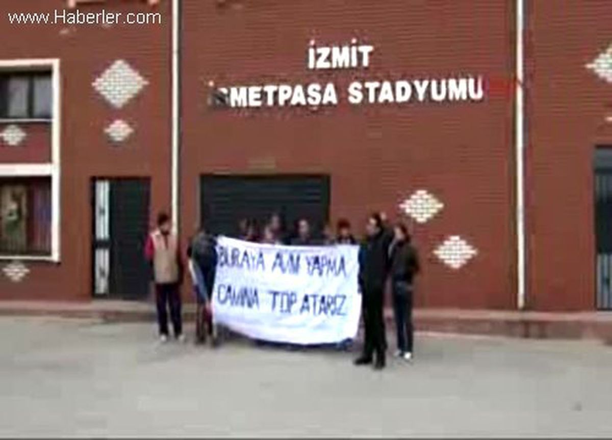 Yıkılacak İsmetpaşa Stadı Önünde İlginç Pankart Buraya Avm Yapma, Camına Top Atarız