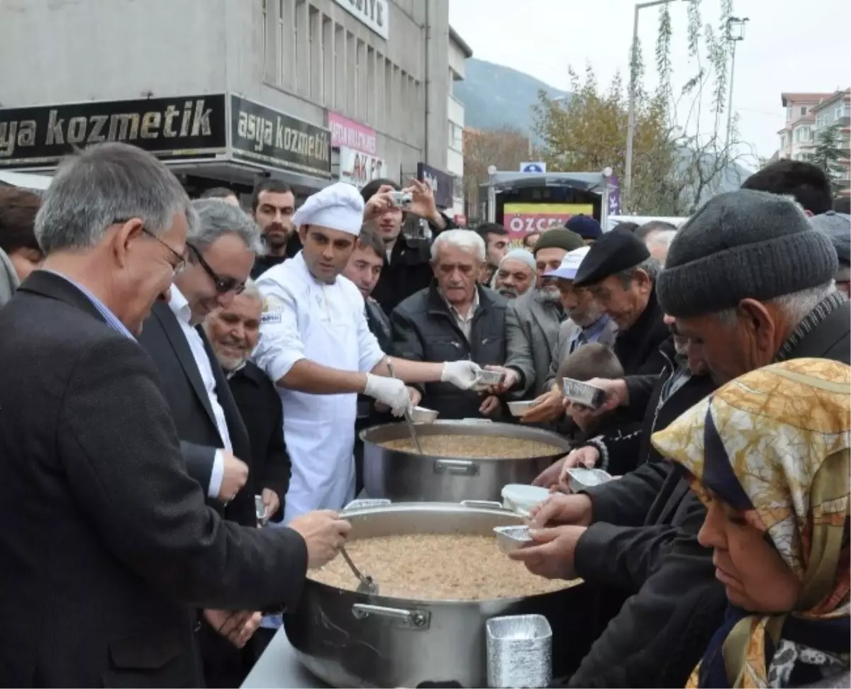 Akşehir'de Ak Partili Gençlerden Aşure