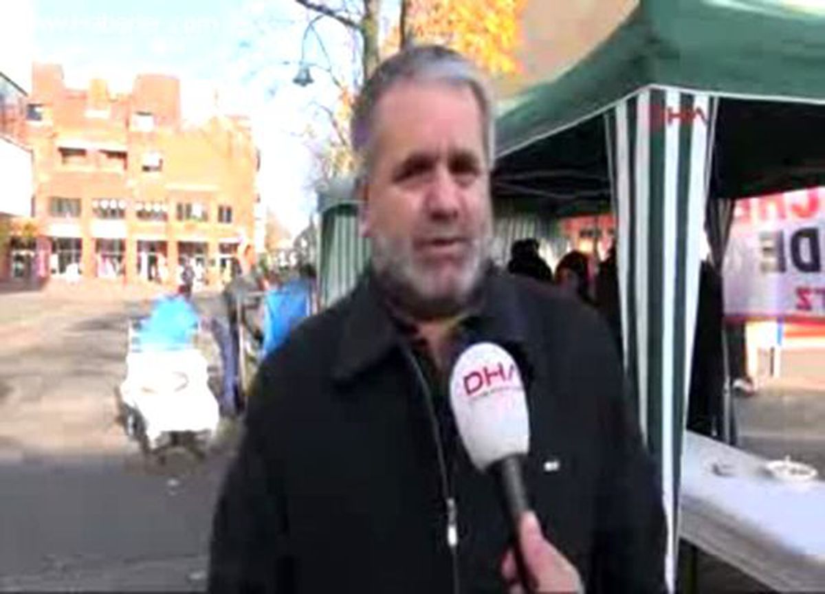Almanya\'da Türklere ve Almanlara Aşure Dağıttılar