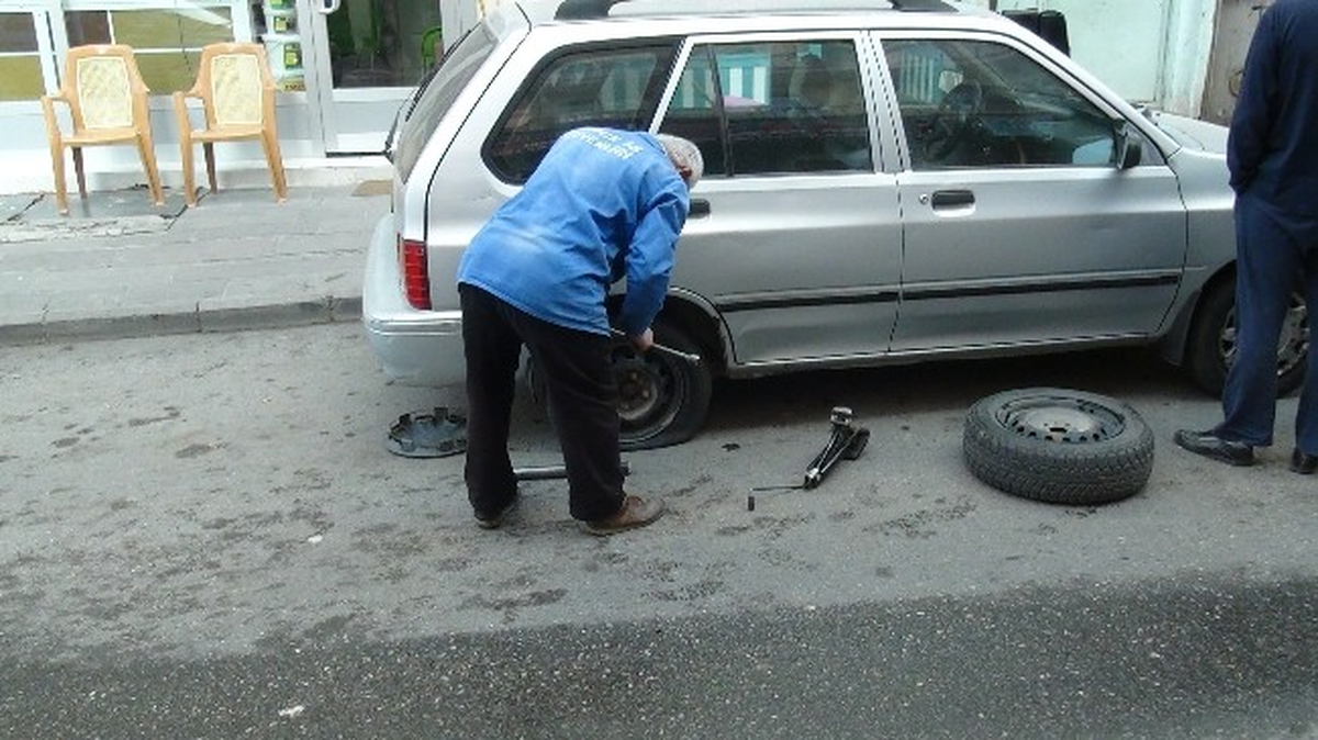 Araçların Lastiklerini Kestiler