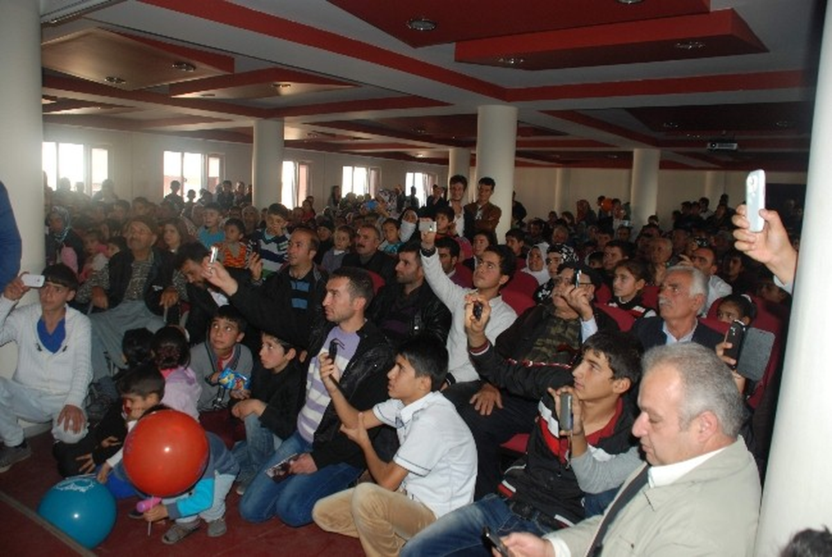 Baba ve Kızın Konserinde Salonda Yer Kalmadı