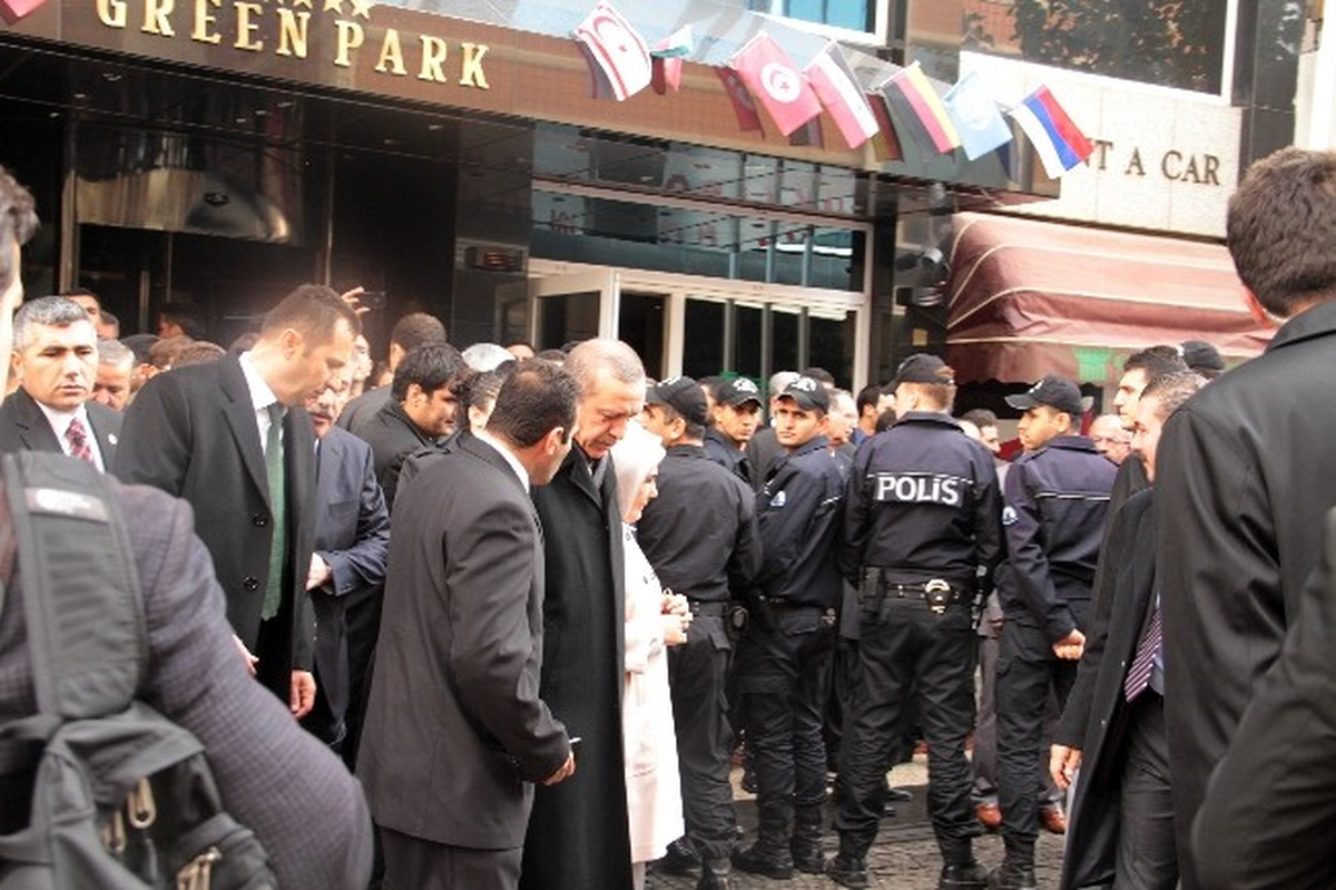 Başbakan Erdoğan Çocuklara Satranç Seti Dağıttı