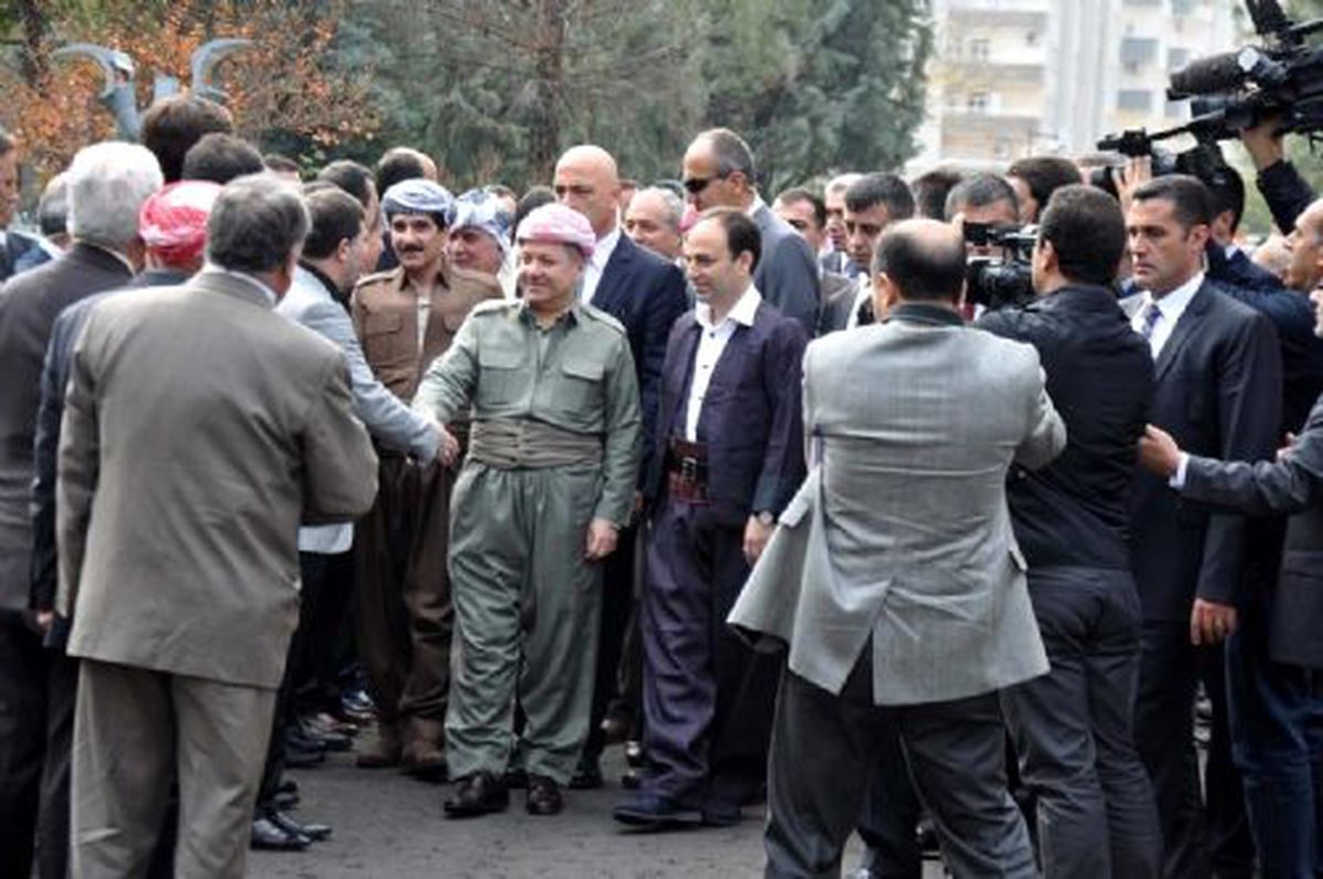 Baydemir, Barzani\'yi Yöresel Kürt Kıyafetiyle Karşıladı