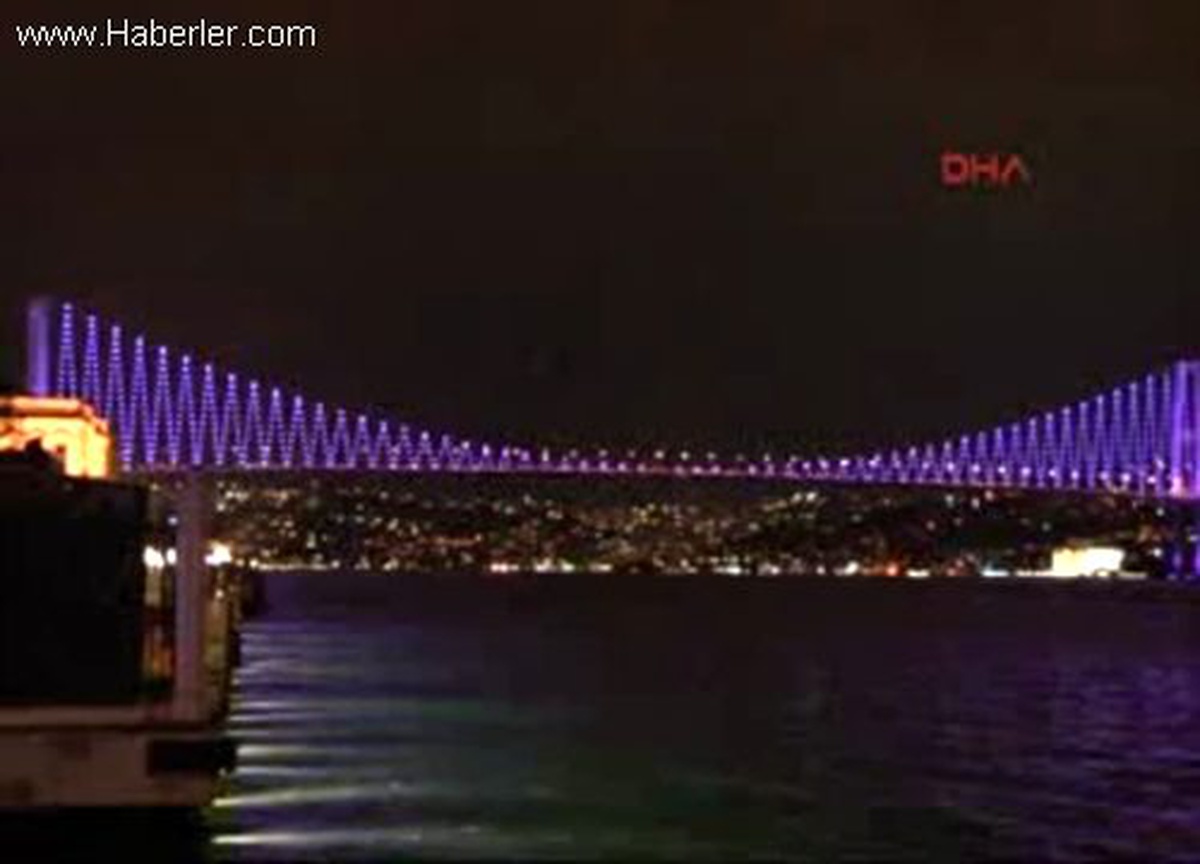 * Boğaziçi Köprüsü \'17 Kasım Dünya Prematüre Günü\' Nedeniyle Mor Işıkla Aydınlatıldı.