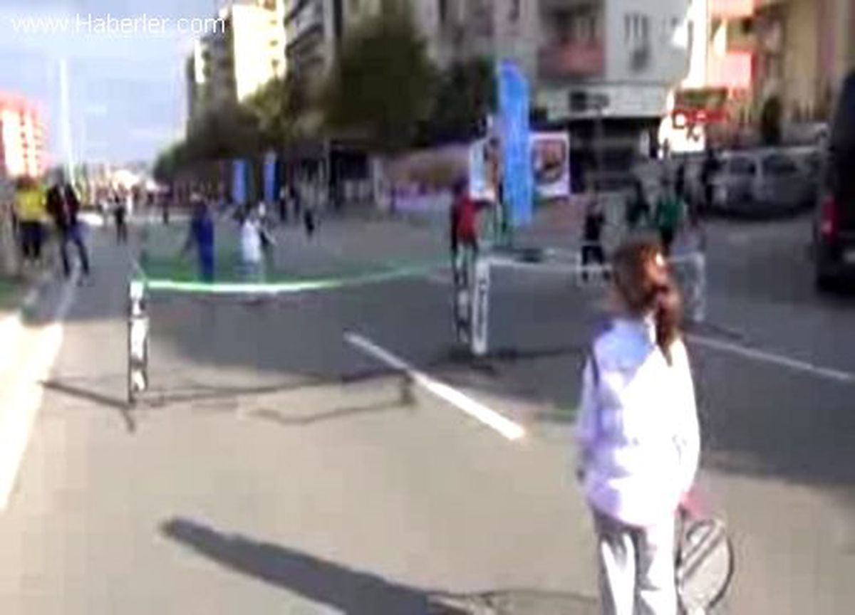 Bursa\'da Bulvarda Kurulan 200 Kortta Tenis Oynandı