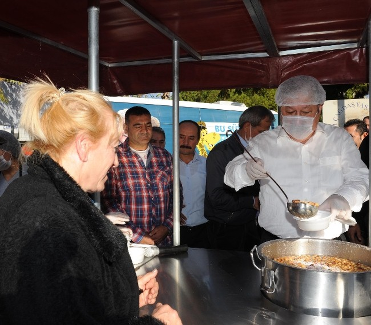 Büyükşehir Belediye Başkanı Akaydın, 3 Bin Kişiye Aşure Dağıttı