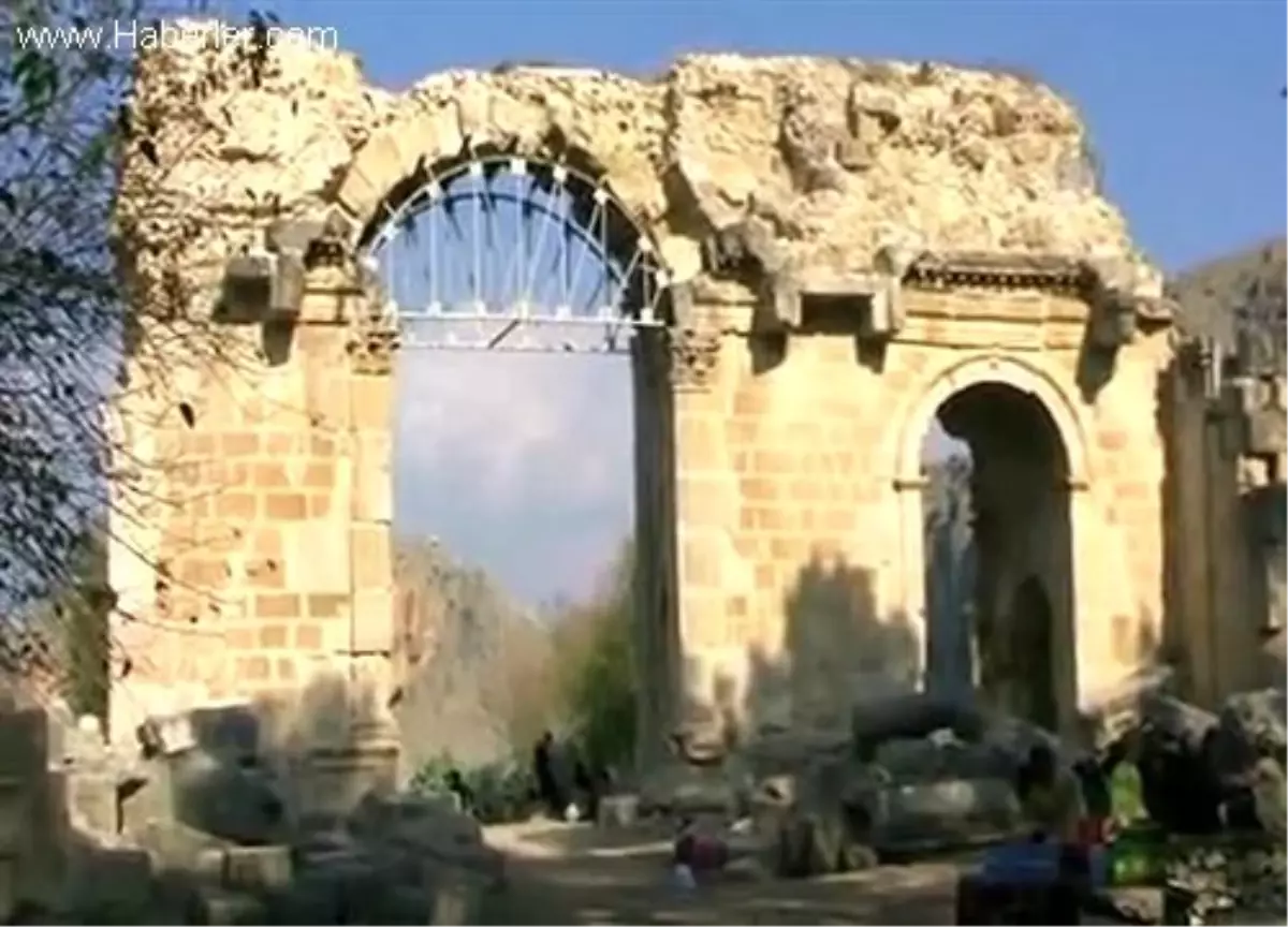 Çalıştay katılımcıları Anavarza Antik Kenti\'ni gezdi