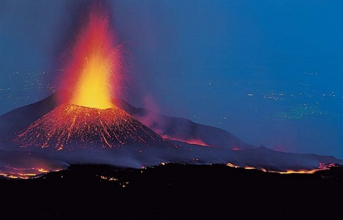 Etna Yanardağı Yine Lav Püskürttü
