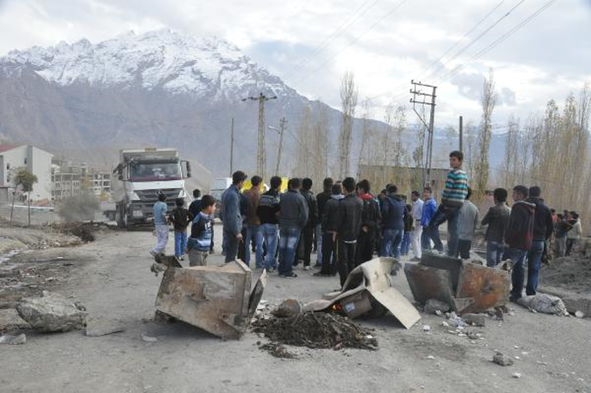 Hakkari\'de Bozuk Yol Eylemi