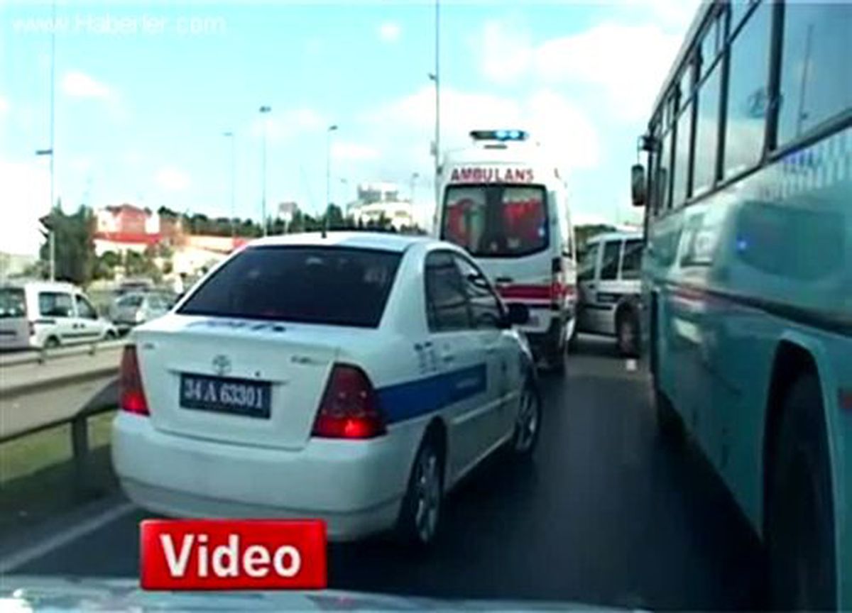 Kazaya Giden Polis ile Ambulans Ekibi Çarpıştı