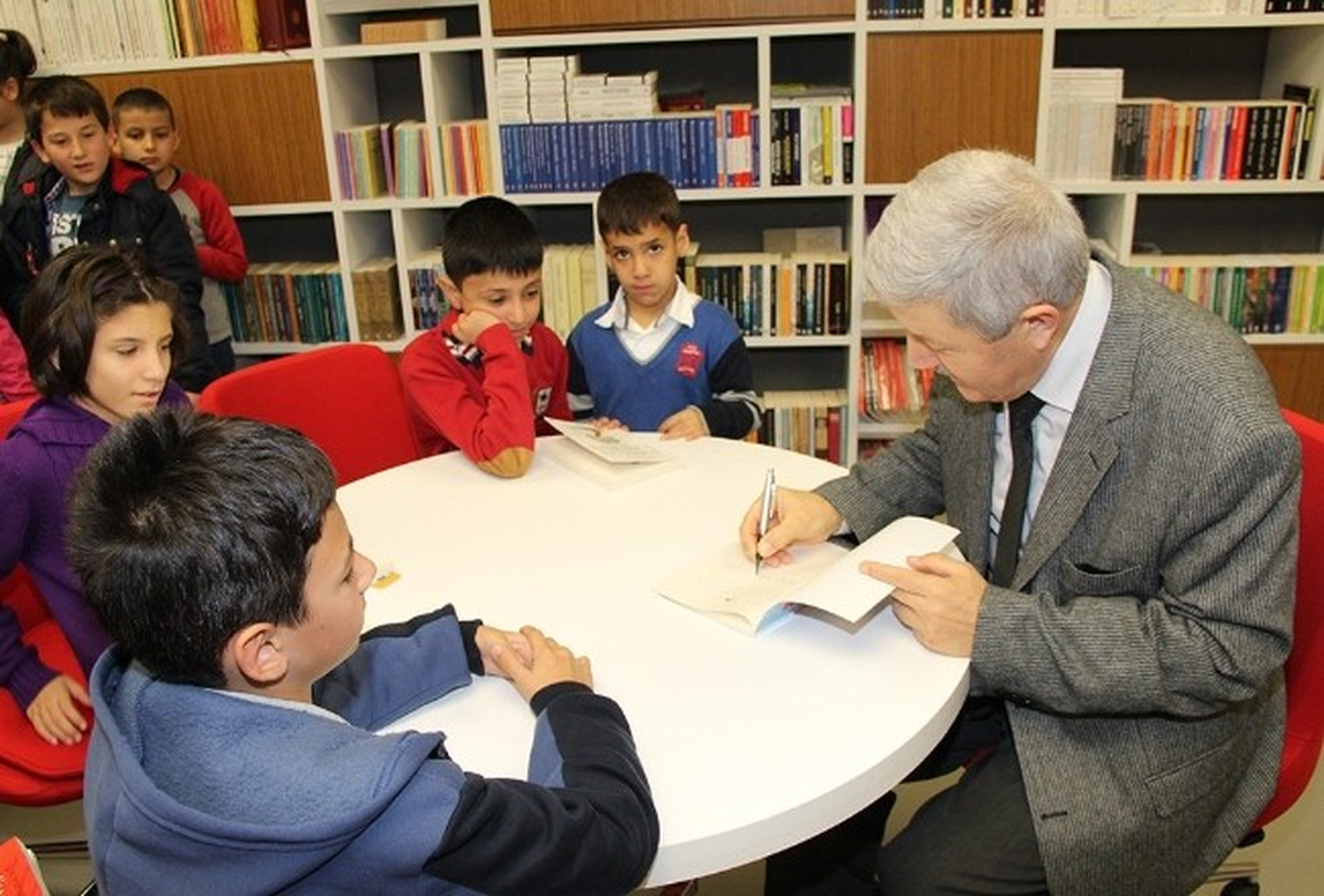 Kitap Sevgiye Açılan Kapımızdır