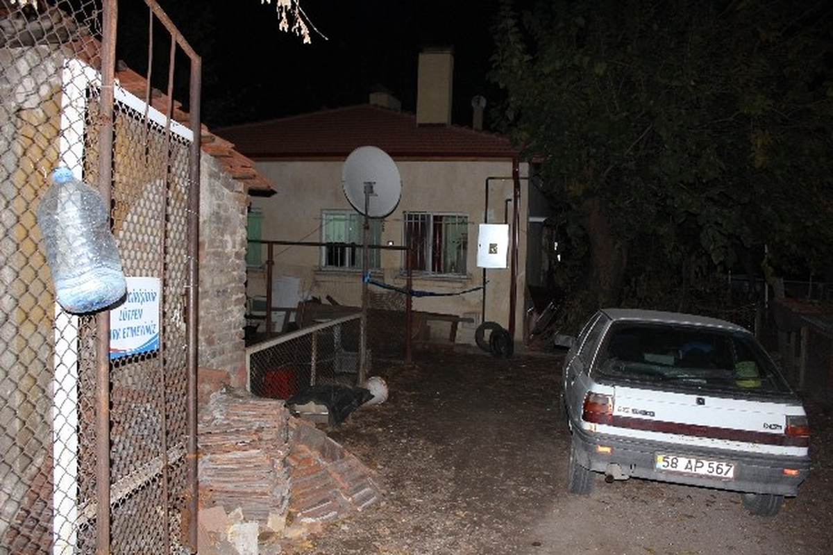 Öfkeli Koca, 4 Kızının Gözü Önünde Eşini Öldürdü