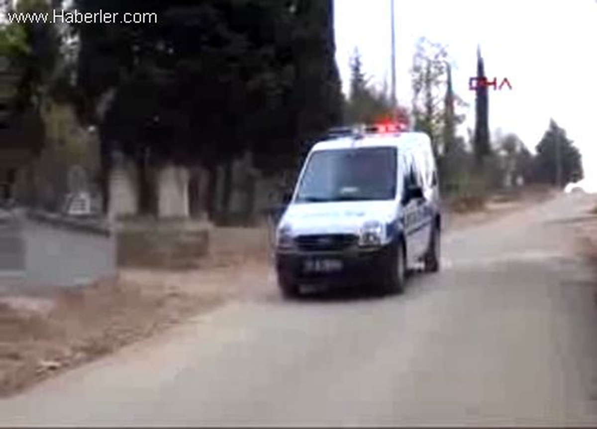 Mezarlıkta Kuran Okuyan İmam, Maganda Kurşunuyla Yaralandı