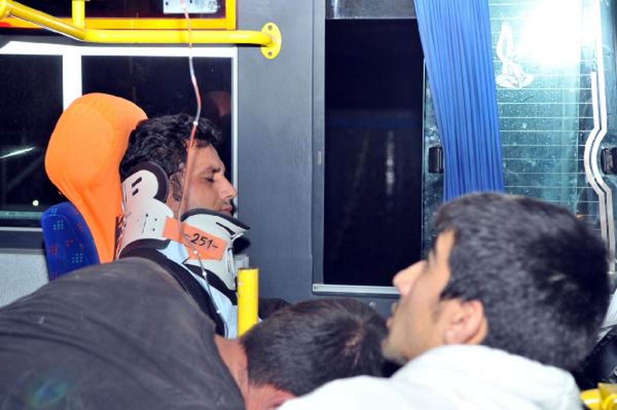 Midibüsle Kamyonet Çarpıştı: 4 Yaralı