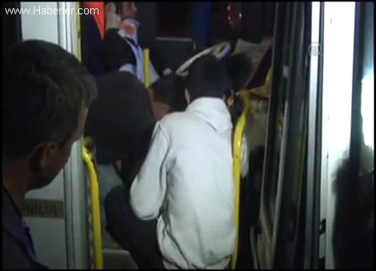 Minibüs kamyonetle çarpıştı: 4 yaralı