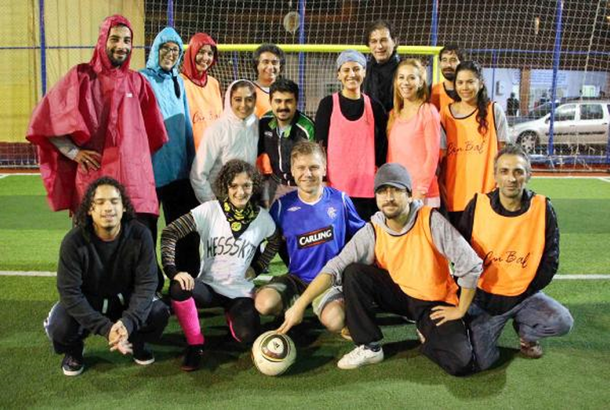 Öğrenci Evleri Tutumuna Halı Sahada "Kızlı Erkekli" Tepki