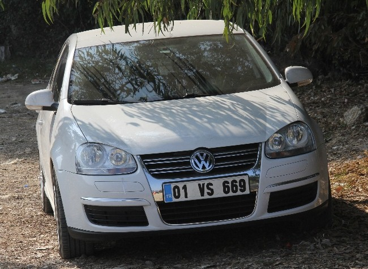 Otomobilde Erkek Cesedi Bulundu
