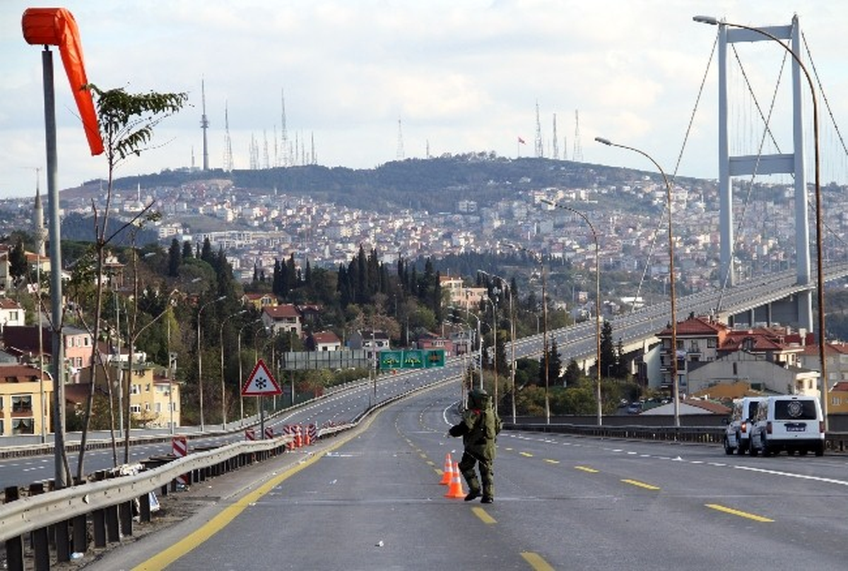 (Özel Haber) Boğaz Köprüsü Girişi\'nde Şüpheli Poşet, Paniğe Neden Oldu