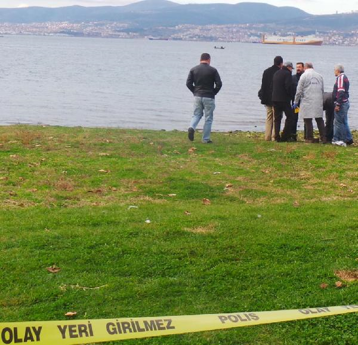 Sahile Vuran Kutudan 10 El Bombası Fünyesi Çıktı