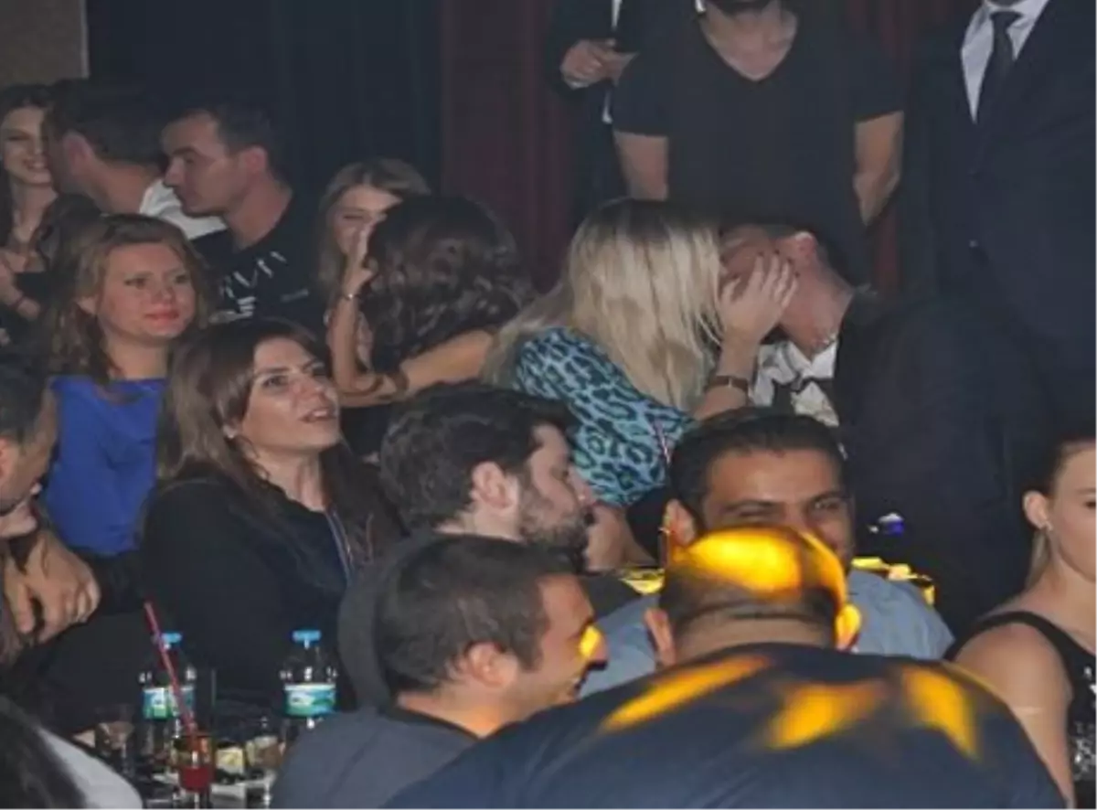 Serdar Ortaç Herkesin İçinde Öpüştü