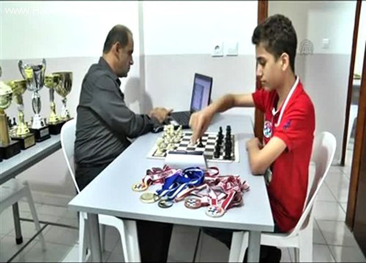 Sosyalleşmek için başladığı satrançta dünya şampiyonluğunu hedefliyor