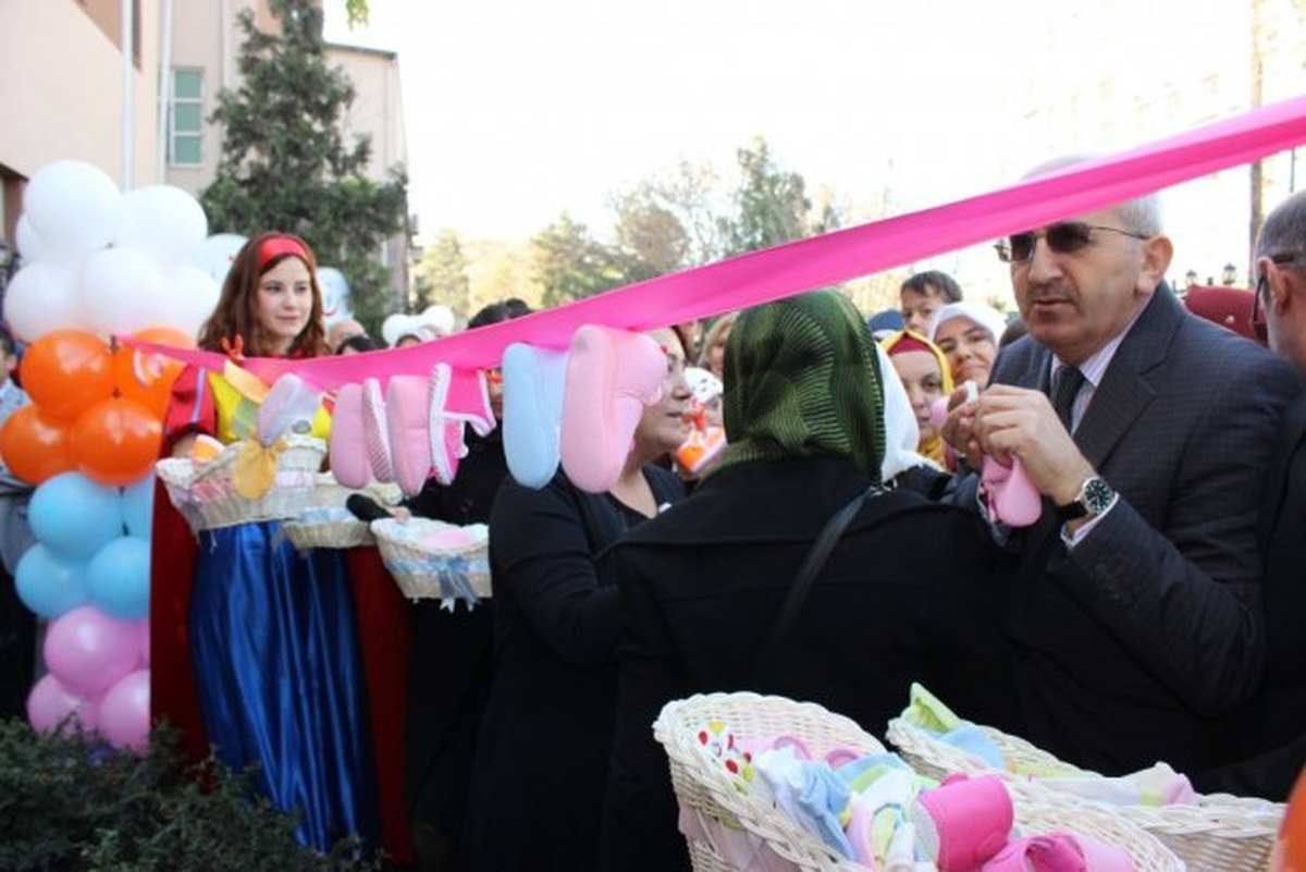 Anneler \'Dünya Prematüre Günü\'nde Bir Araya Geldi