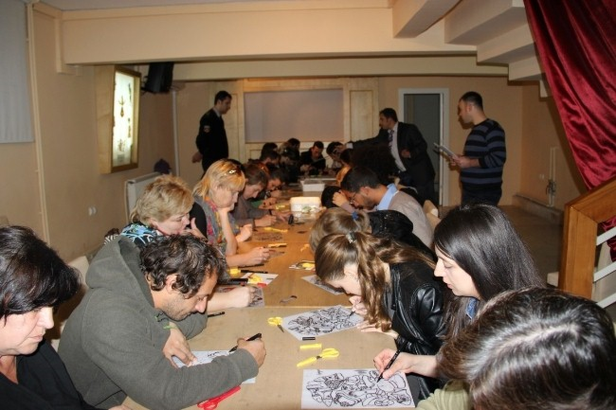 Avrupalı Gençler Ebru Yaptı, Karagöz Oynattı