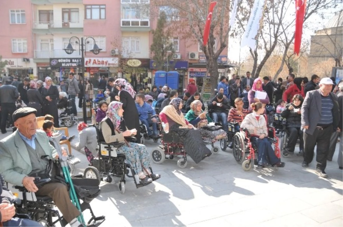 Belediye Başkanı Akdoğan\'dan Engellilere Akülü Araç