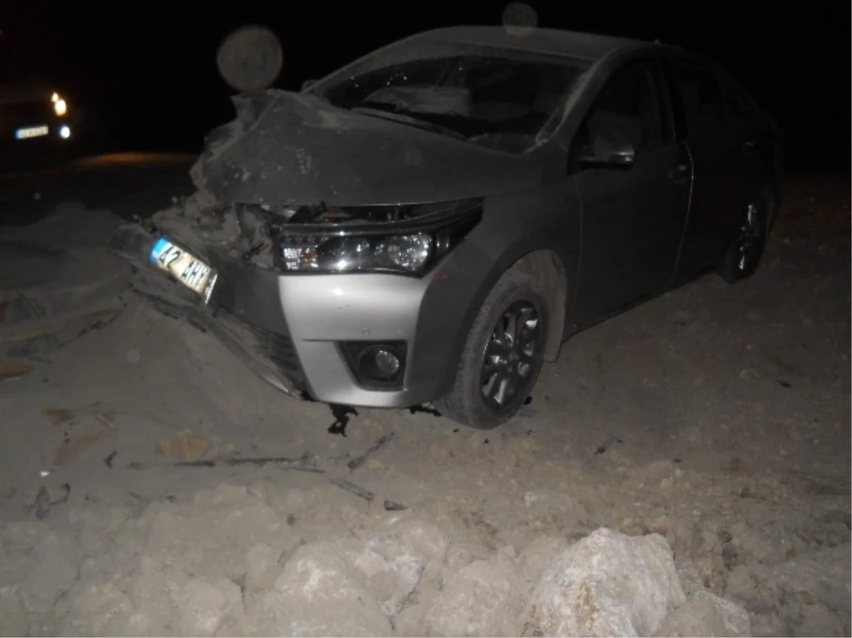 Beyşehir\'de Otomobil Çimento Yığınına Çarptı: 4 Yaralı
