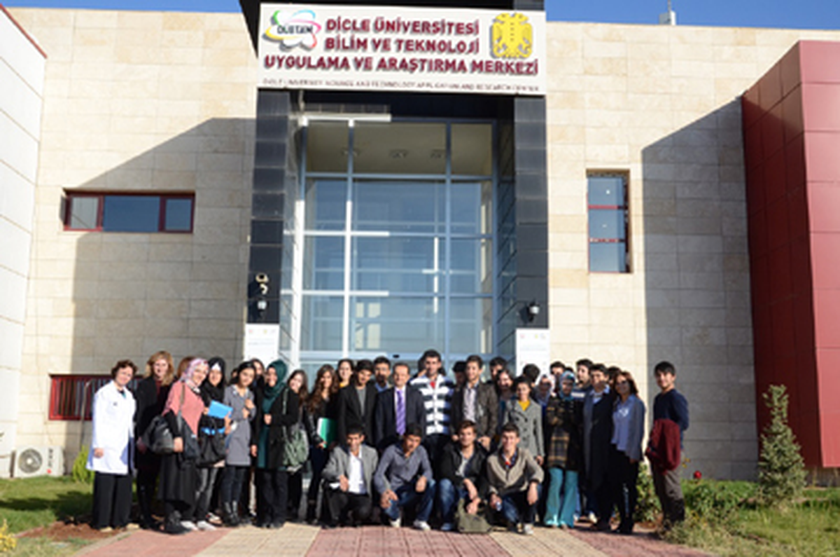 Eczacılık Öğrencileri Araştırma Laboratuvarlarını Gezdi