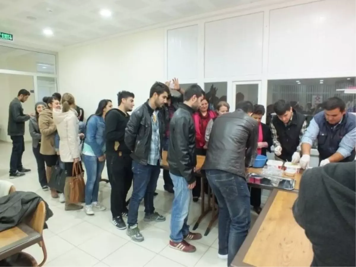 Gördes\'te 500 Öğrenciye Aşure Dağıtıldı