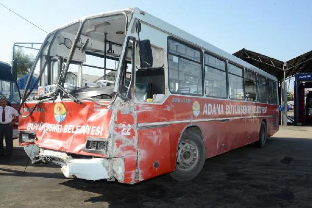 Adana\'da PKK Yandaşları Belediye Otobüsünü Taşladı