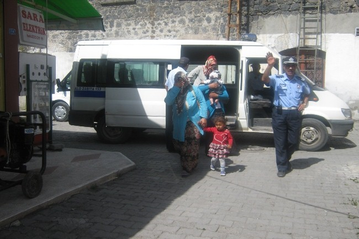 Kars\'ta Sokak Dilencileri Vatandaşı Canından Bezdirdi