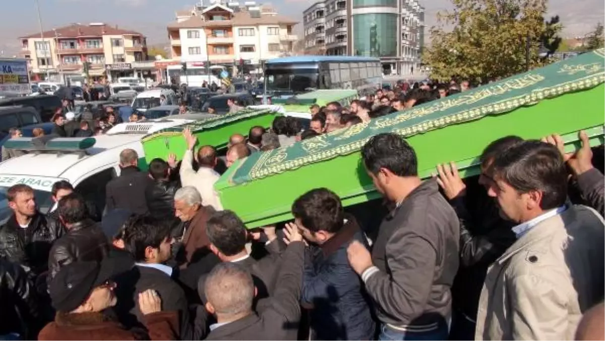 Kaza Kurbanı Nişanlı Çift, Gözyaşlarıyla Uğurlandı
