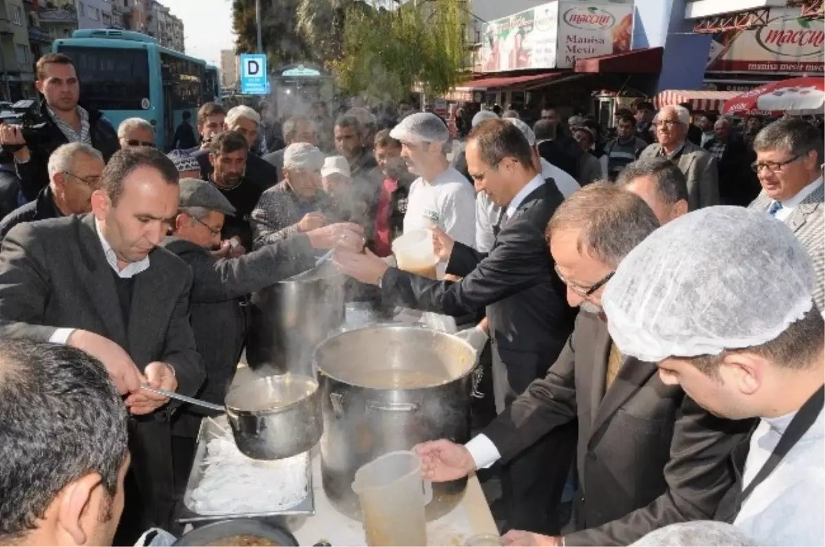 Manisa\'da Şoförler Odası Aşure Dağıttı