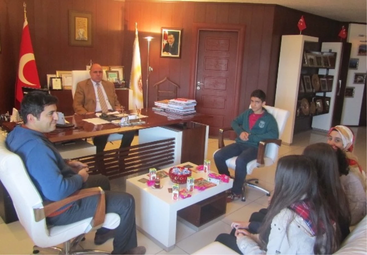 Öğrencilerden Başkan Ayanoğlu\'na Ziyaret