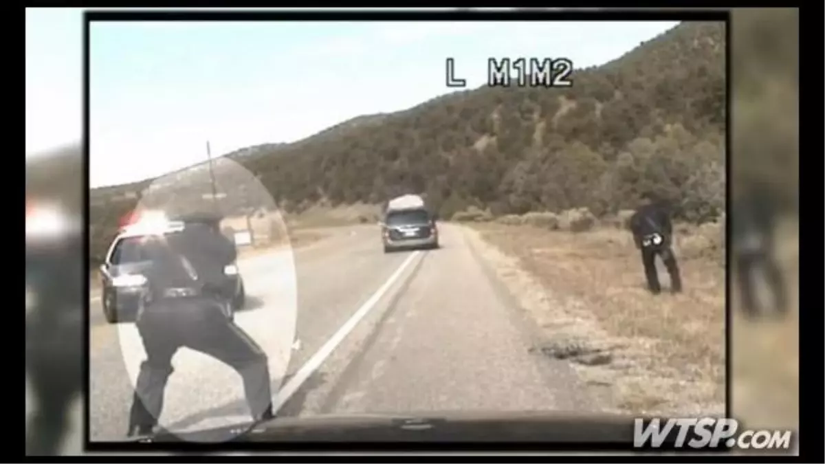 Polis İçinde Beş Çocuğun Bulunduğu Otomobile Ateş Açtı