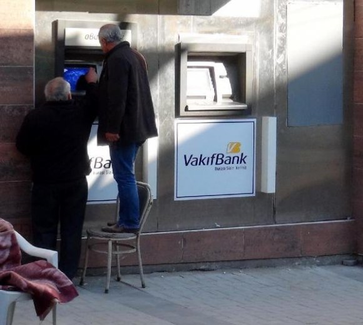 Sandalyenin Üzerine Çıkıp Para Çektiler